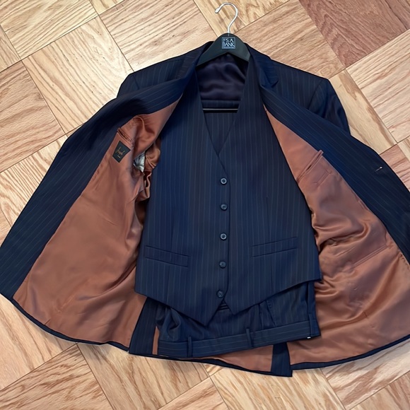Jos A Bank (Joseph collection), 3 piece suit. Navy pinstripe. Size 42R - Picture 2 of 11